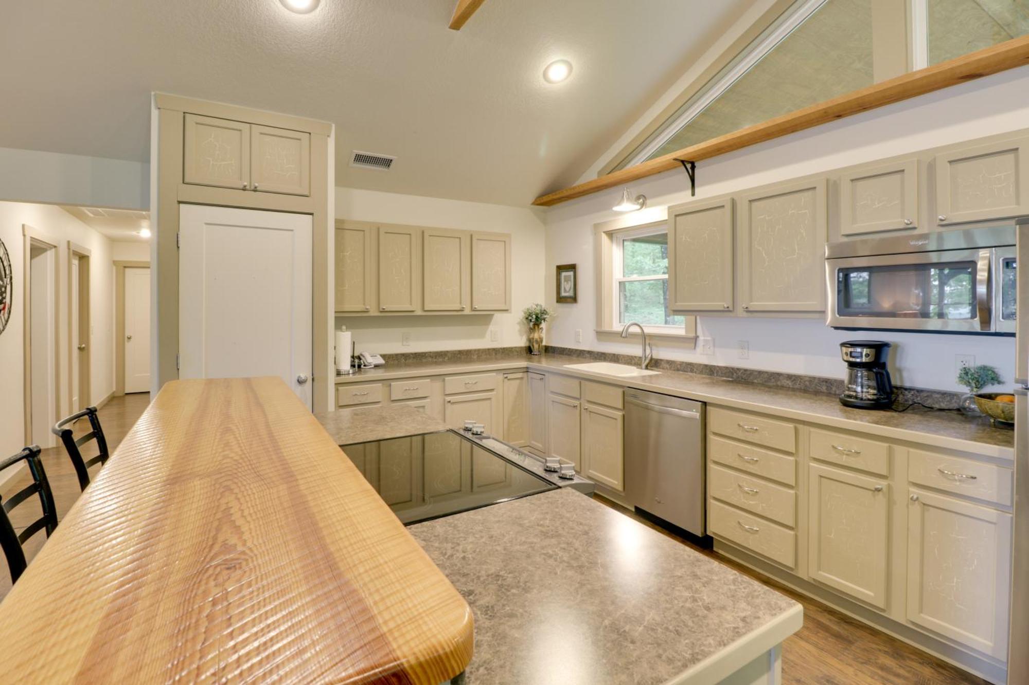 Spacious And Elegant Mountain View Cabin With Deck! Exterior photo